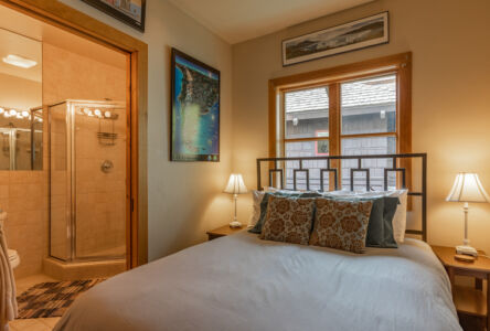 21 Guest Suite With Queen Bed And Bathroom